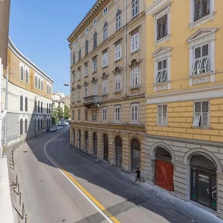 Charming Apartment-new-center Apartment Trieste