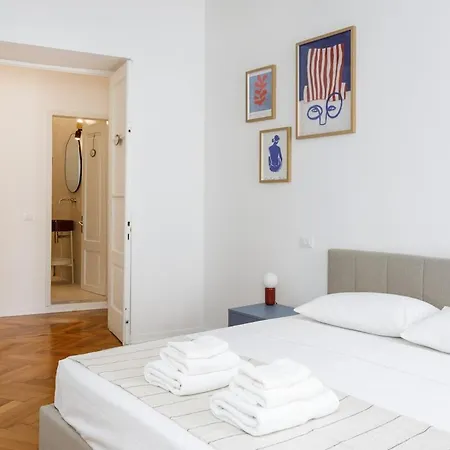 公寓 Charming Apartment-new-center 的里雅斯特